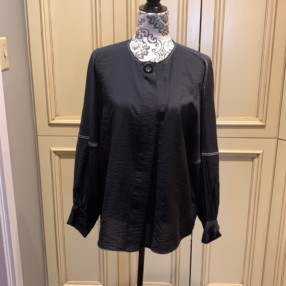 Navy blue blouse. Super comfy and classic. Bought in France.